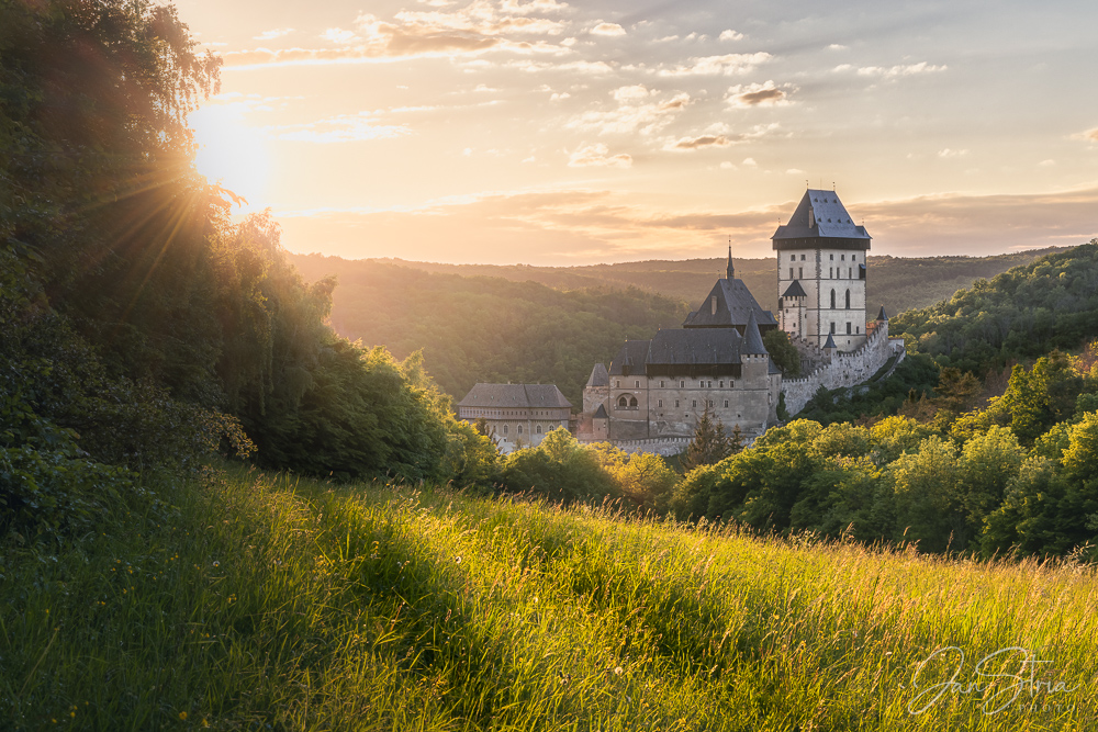 Pohodový západ u Karlštejnu